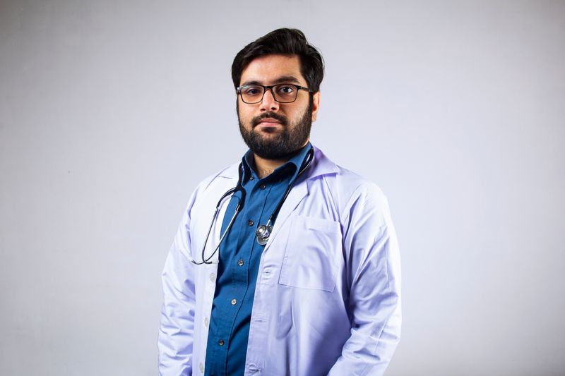 Retrato ilustrativo de profissional (foto de banco de imagens — demonstração temporária, ver CREDITS.md)